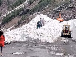 Naran to Reopen Soon as District Administration Clears Glaciers and Clears Road